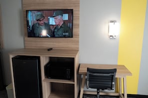 Een kluis op de kamer, een bureau, verduisterende gordijnen