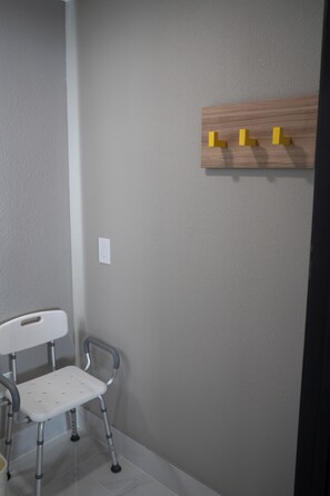Caja de seguridad en la habitación, escritorio y cortinas blackout