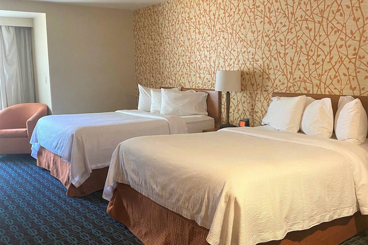 1 bedroom, premium bedding, desk, laptop workspace