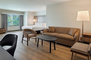 Quarto, 1 cama King | Roupas de cama premium, escrivaninha, espaço de trabalho para notebook