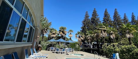 Una piscina al aire libre