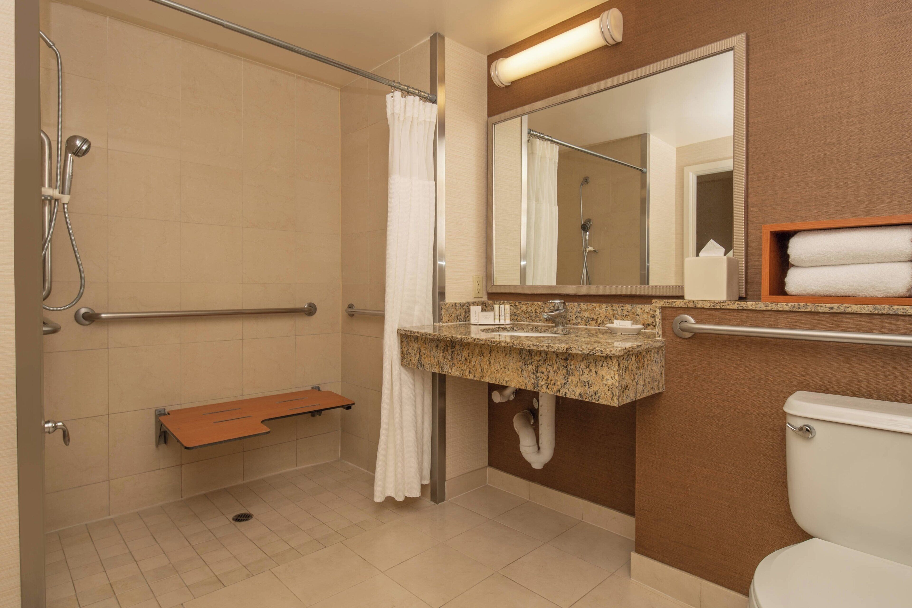 combined shower/bathtub, hair dryer, towels