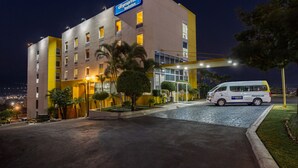 A CityExpress Hotel with a modern design, featuring a well-lit entrance and a parking area. - City Express by Marriott Tuxtla Gutierrez (Tuxtla Gutierrez)