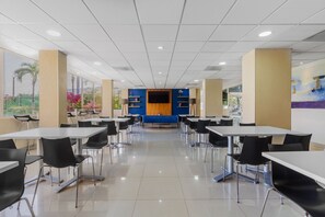 Café da manhã completo grátis todos os dias