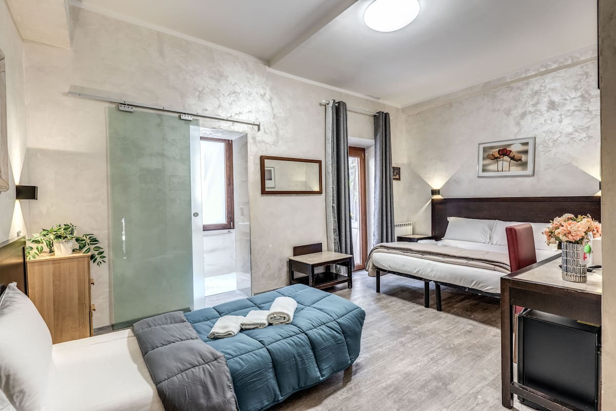 Tripla Basic | Biancheria in cotone egiziano, materassi in memory foam, una scrivania