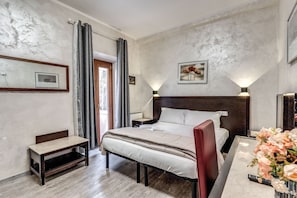 Basic Triple Room | Egyptian cotton sheets, memory foam beds, desk, free cribs/infant beds - Hotel Family House (Rome)