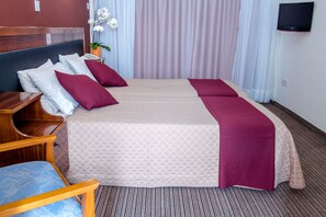 Caja fuerte, escritorio, cortinas opacas y sistema de insonorización