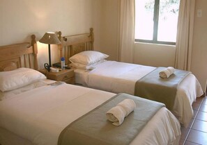 Chambre Deluxe, vue jardin | Bureau, lits bébé (gratuits)