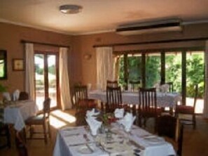 Petit-déjeuner, déjeuner et dîner servis sur place