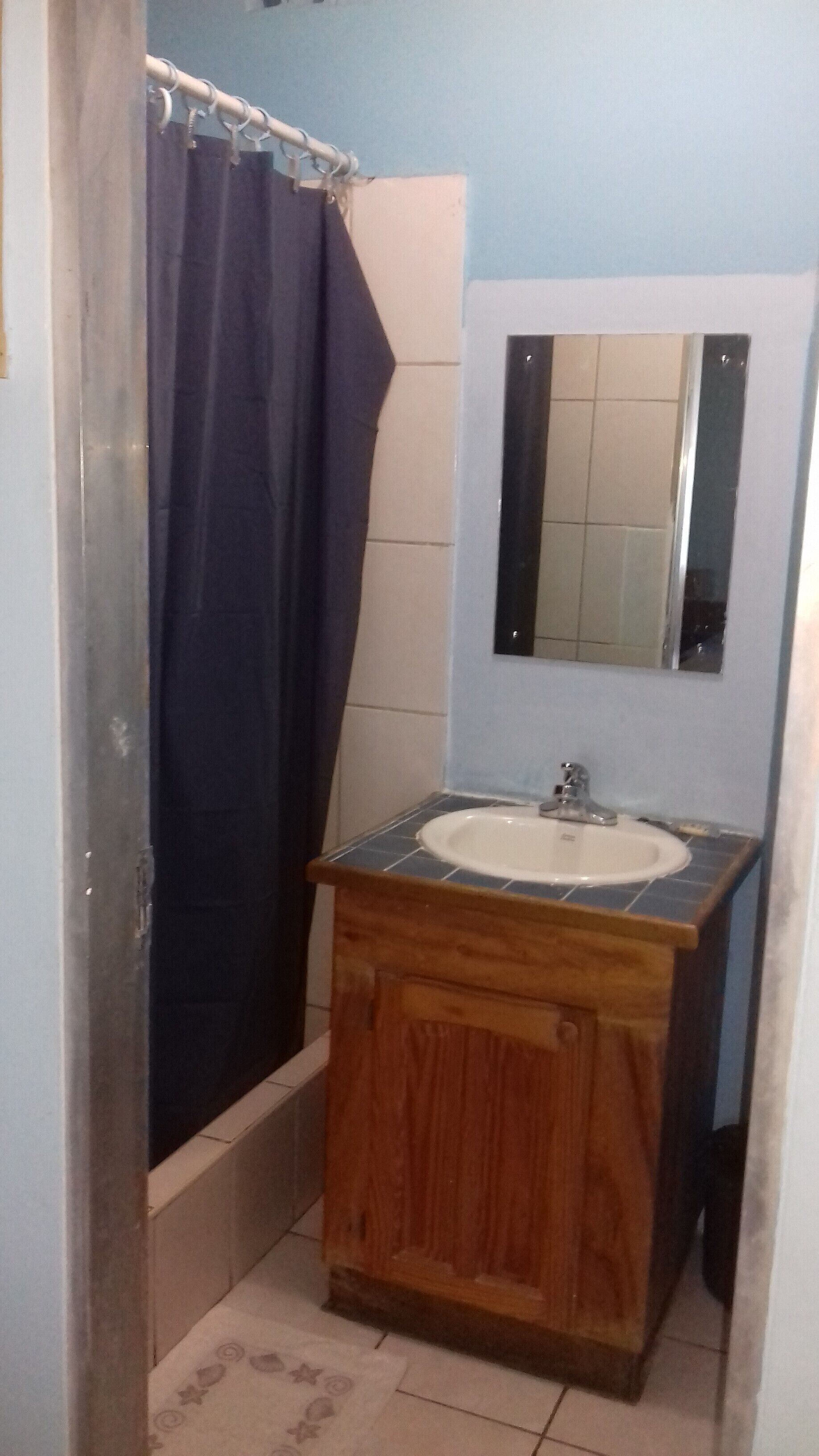 Un baño con bañera, lavabo y espejo.