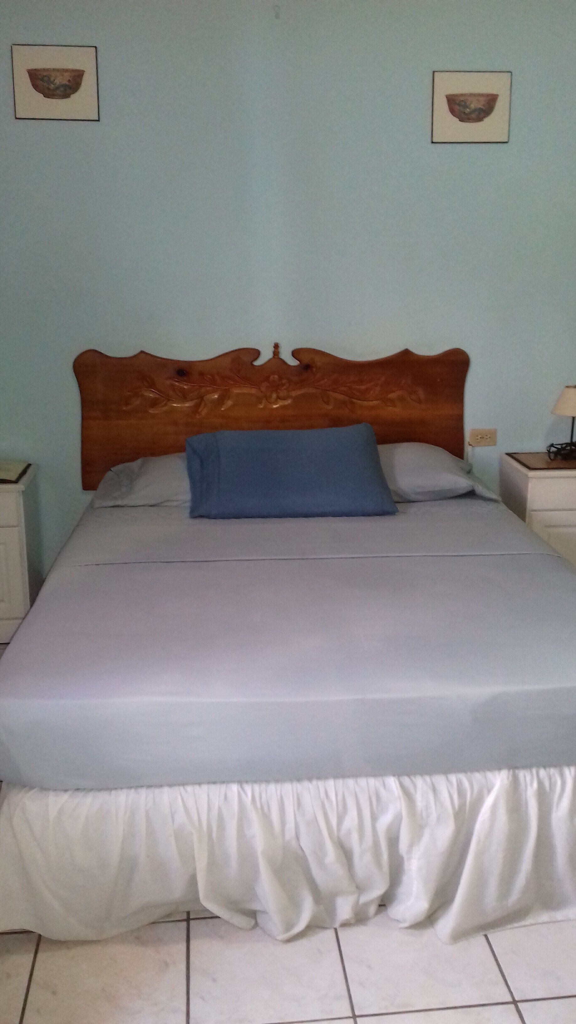 Muebles diferentes, cortinas blackout, wifi gratis y ropa de cama 