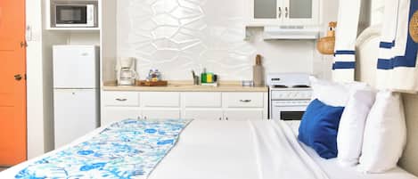 Estúdio superior, 1 cama King, para não fumantes, cozinha americana | Cozinha privada | Frigobar, micro-ondas, cafeteira/chaleira, chaleira elétrica