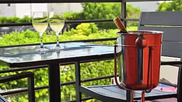 Superior Studio, 1 King Bed, Non Smoking, Kitchenette | Garden view