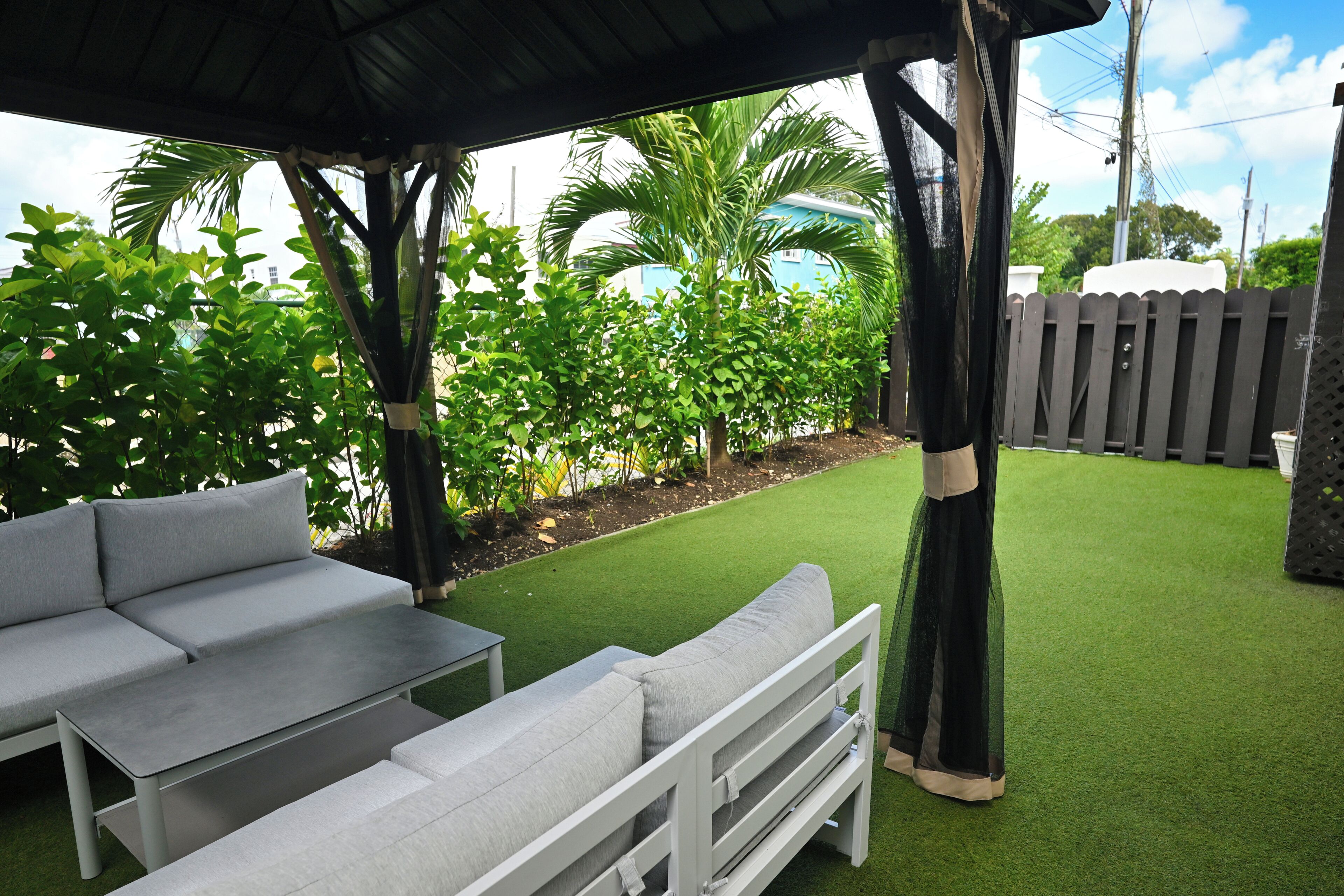 Deluxe Studio Suite, 1 King Bed, Non Smoking, Kitchen | Garden view