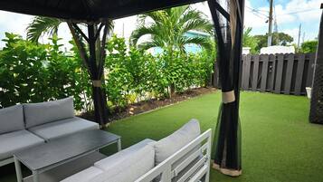 Deluxe Studio Suite, 1 King Bed, Non Smoking, Kitchen | Garden view