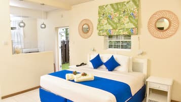 Deluxe Studio Suite, 1 King Bed, Non Smoking, Kitchen | In-room safe, desk, blackout curtains, iron/ironing board