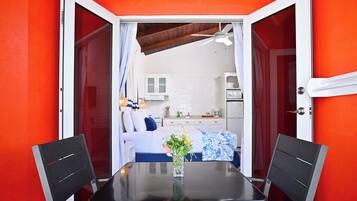 Superior Studio, 1 King Bed, Non Smoking, Kitchenette | Terrace/patio