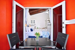 Estúdio superior, 1 cama King, para não fumantes, cozinha americana | Terraço/pátio