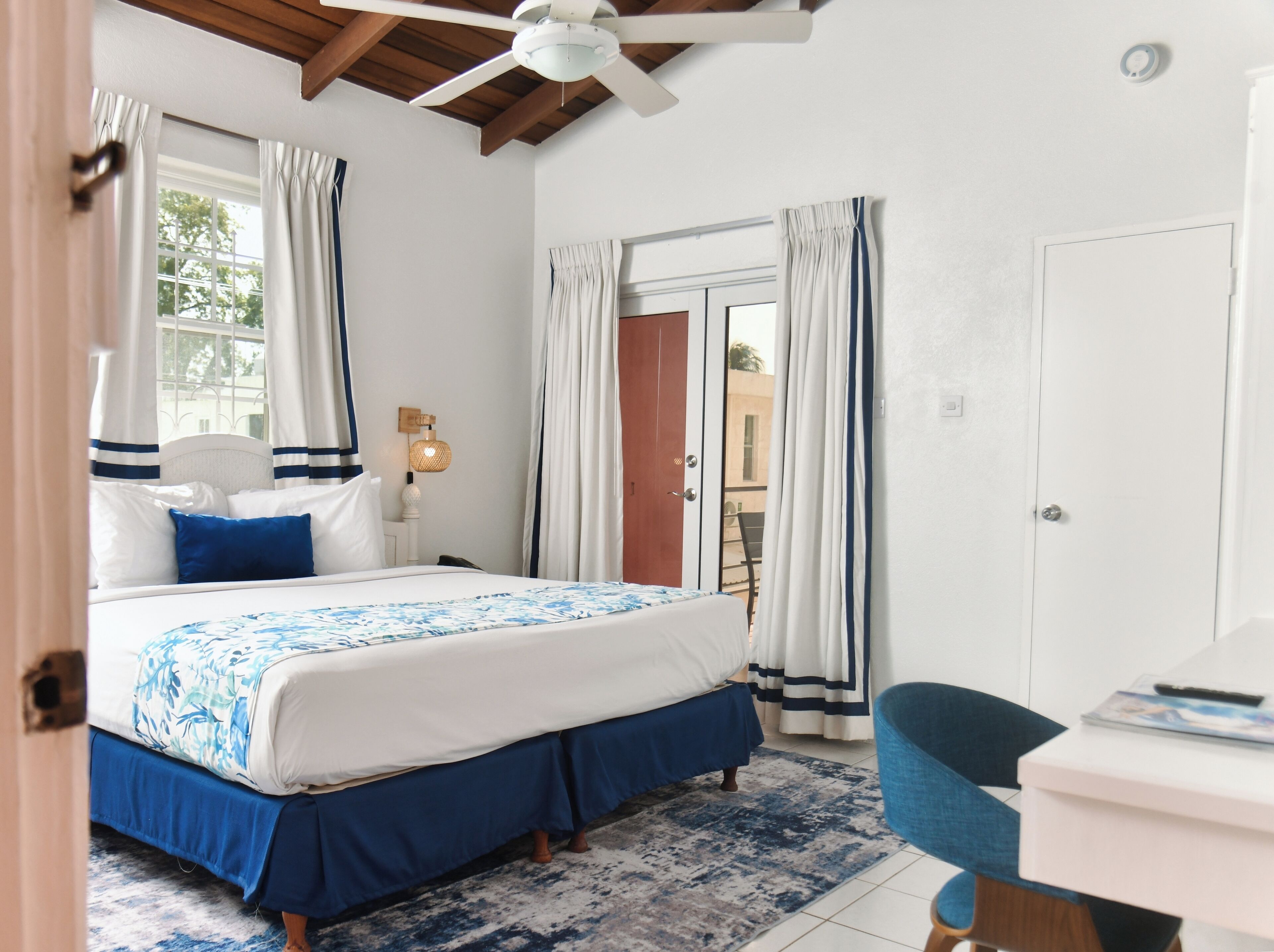 Superior Studio, 1 King Bed, Non Smoking, Kitchenette | In-room safe, desk, laptop workspace, blackout drapes