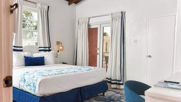 Superior Studio, 1 King Bed, Non Smoking, Kitchenette | In-room safe, desk, blackout drapes, iron/ironing board