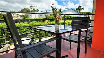 Standard Room, 1 King Bed, Non Smoking, Patio | Balcony view