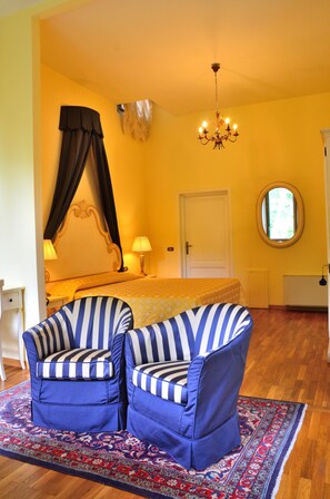 Junior Suite, Kitchenette, Executive Level | Premium bedding, in-room safe, desk, soundproofing - Residence Michelangiolo (Florence)