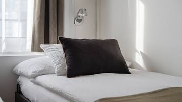 Caja de seguridad en la habitación y escritorio