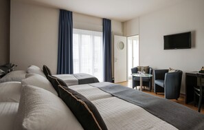 Tremannsrom, balkong, elveutsikt | Safe på rommet, skrivebord, strykejern/-brett og barnesenger (inkludert)