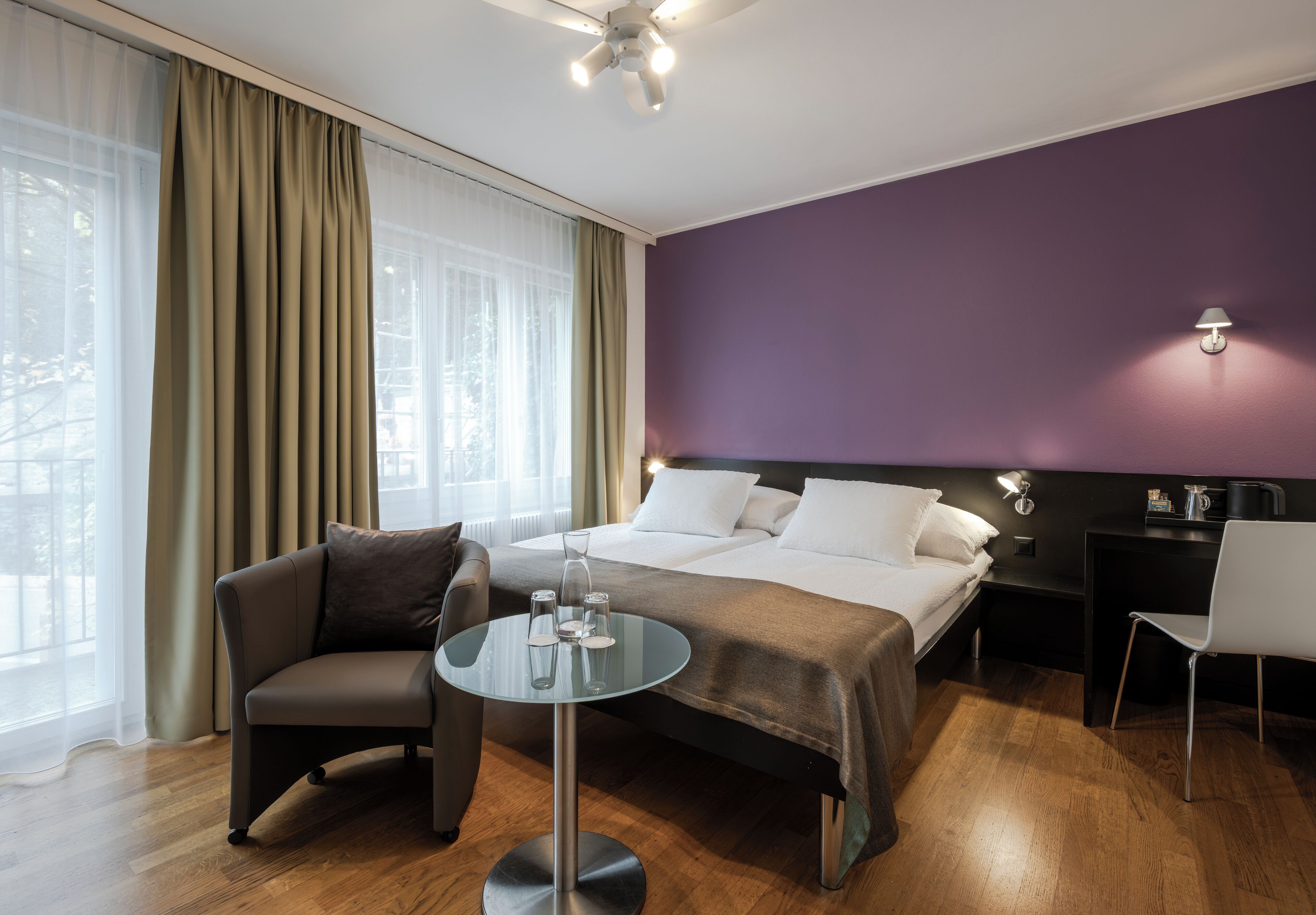 双人房, 阳台, 河景 | 客房内保险箱、办公桌、熨斗/熨板、免费婴儿床