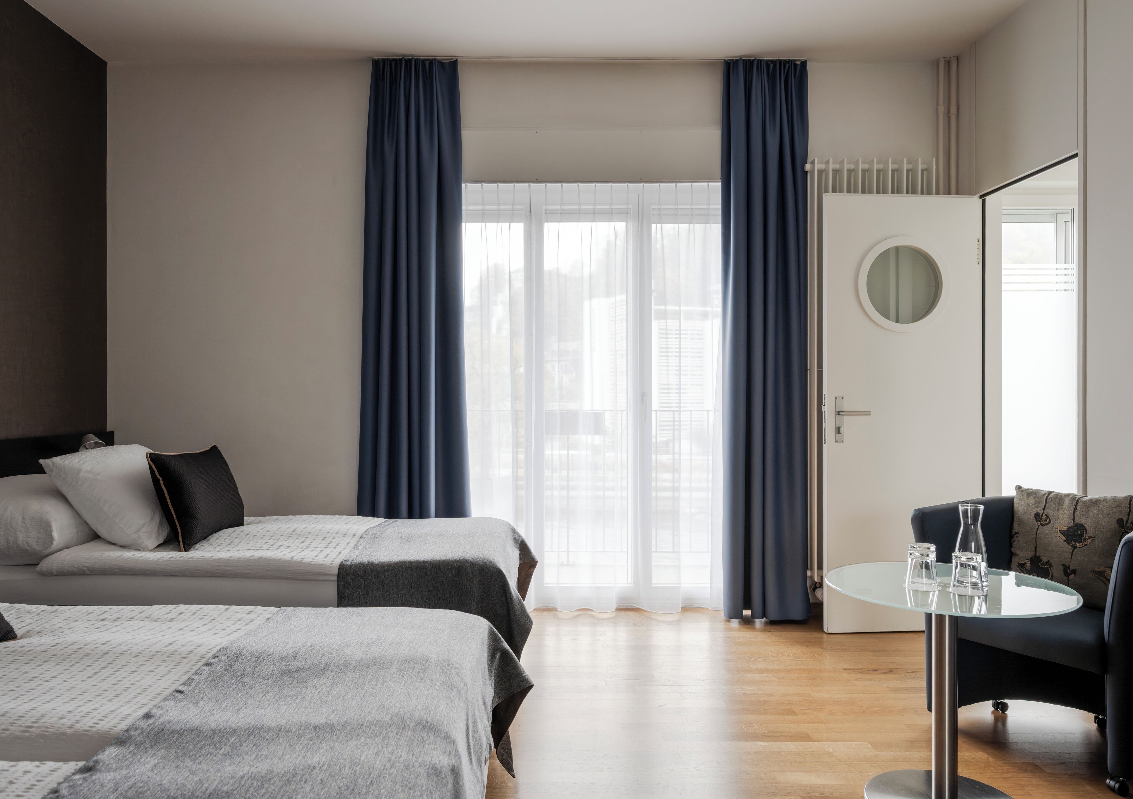 خزنة داخل الغرفة ومكتب ومكواة/لوح كي وأسرّة أطفال/رضّع (مجانًا)