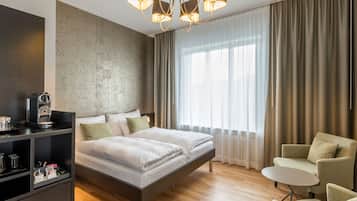 Quarto quádruplo superior, sacada, vista para o rio | Cofres nos quartos, escrivaninha, ferros/tábuas de passar roupa