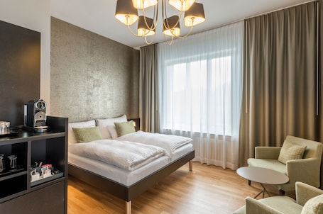 Caja de seguridad en la habitación y escritorio . Boutique Hotel KARL