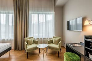 Superior-Dreibettzimmer, Flussblick | Zimmersafe, Schreibtisch, Bügeleisen/Bügelbrett, kostenlose Babybetten