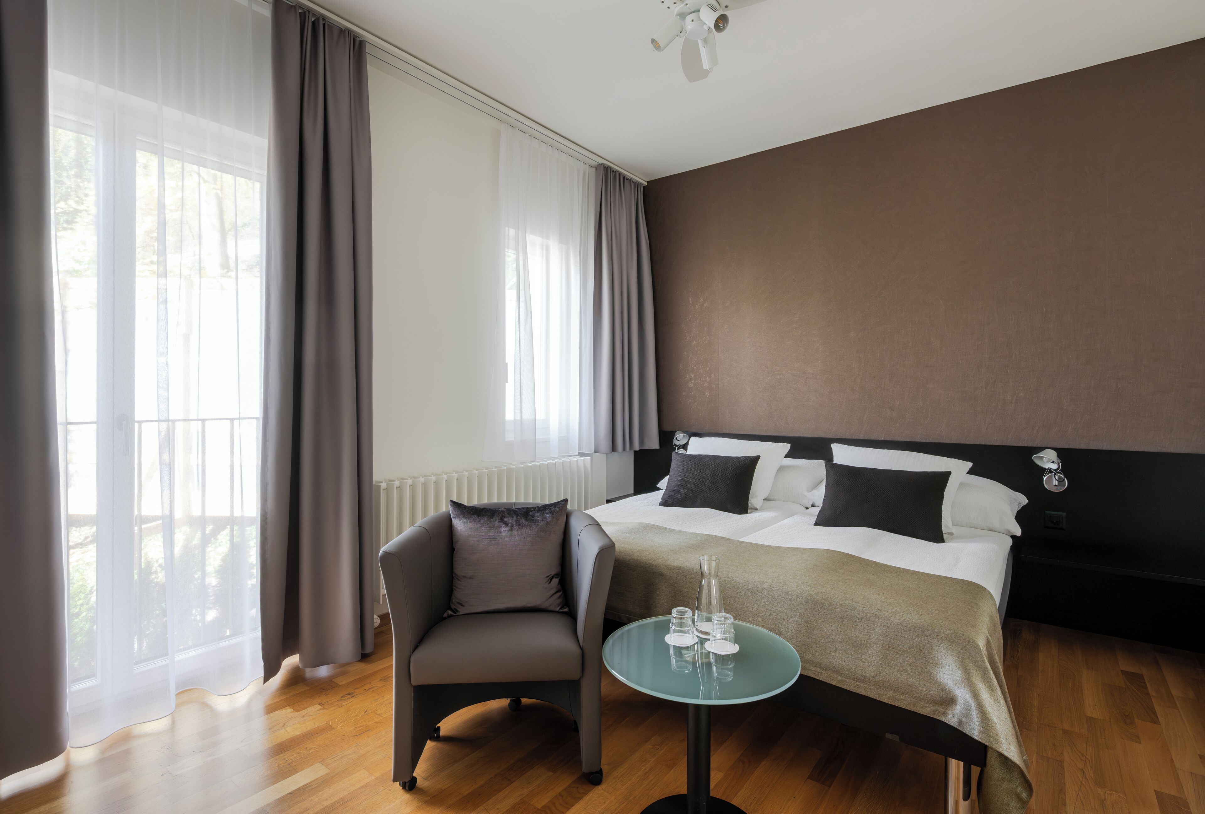 双人房 | 客房内保险箱、办公桌、熨斗/熨板、免费婴儿床