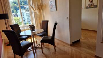 Familienzimmer, Balkon, Flussblick | Wohnbereich