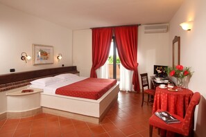 双人房, 露台 | 高档床上用品、特色装修、特色家居、办公桌