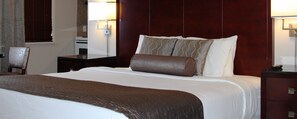 In-room safe, desk, laptop workspace, iron/ironing board - Helms Inn (Victoria)