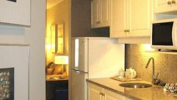Fridge, microwave, stovetop, coffee/tea maker