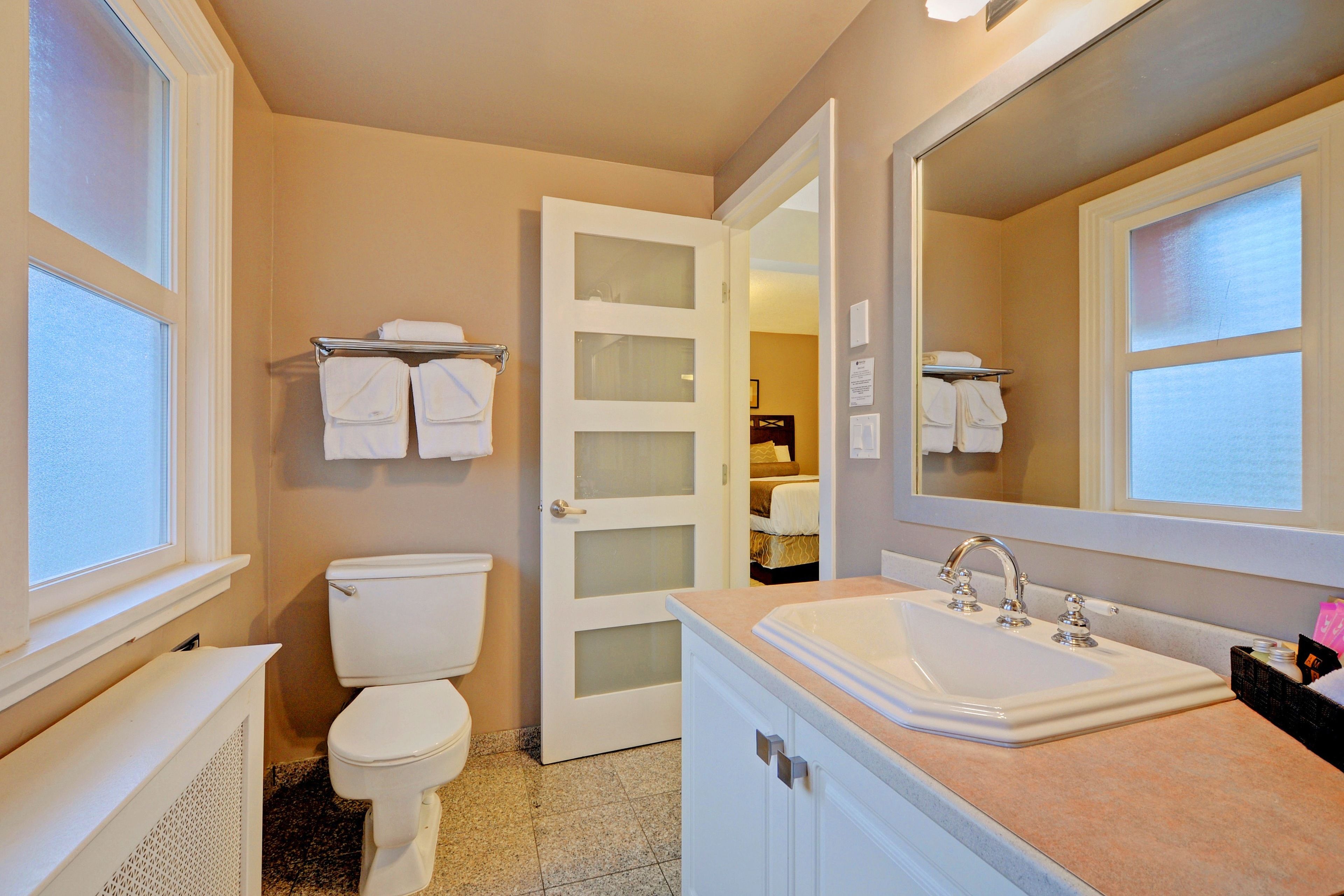 double room | bathroom | combined shower/bathtub, free toiletries, hair dryer, towels