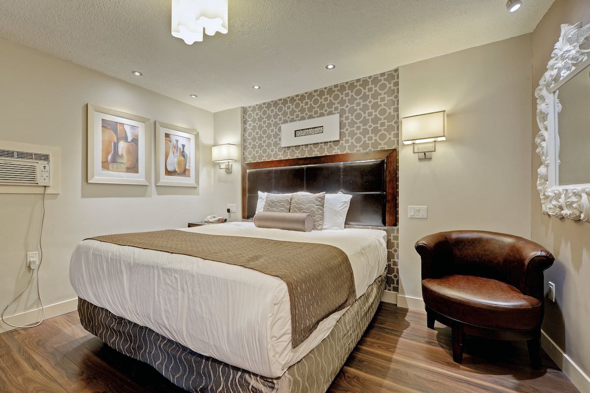 Basic Studio, 1 King Bed | In-room safe, desk, laptop workspace, iron/ironing board