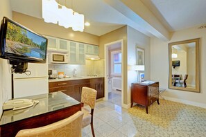 Caja de seguridad en la habitación y escritorio