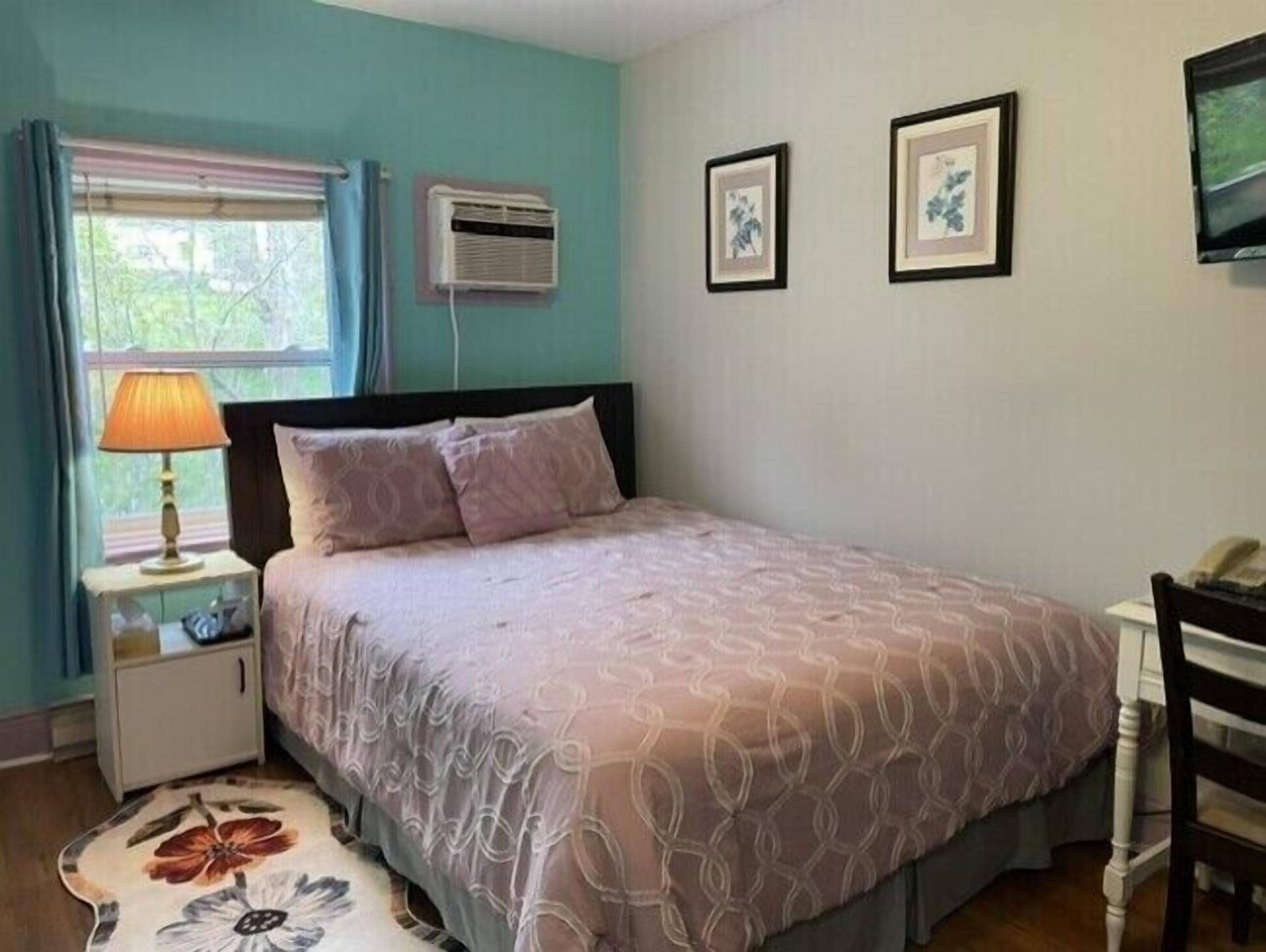 Quarto solteiro básico, 1 cama Queen | Individualmente decorados, escrivaninha, cortinas blackout