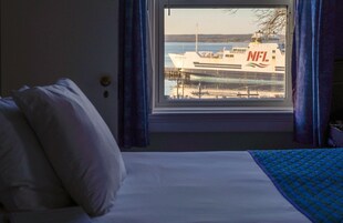 Decoración personalizada, escritorio, cortinas blackout y wifi gratis 