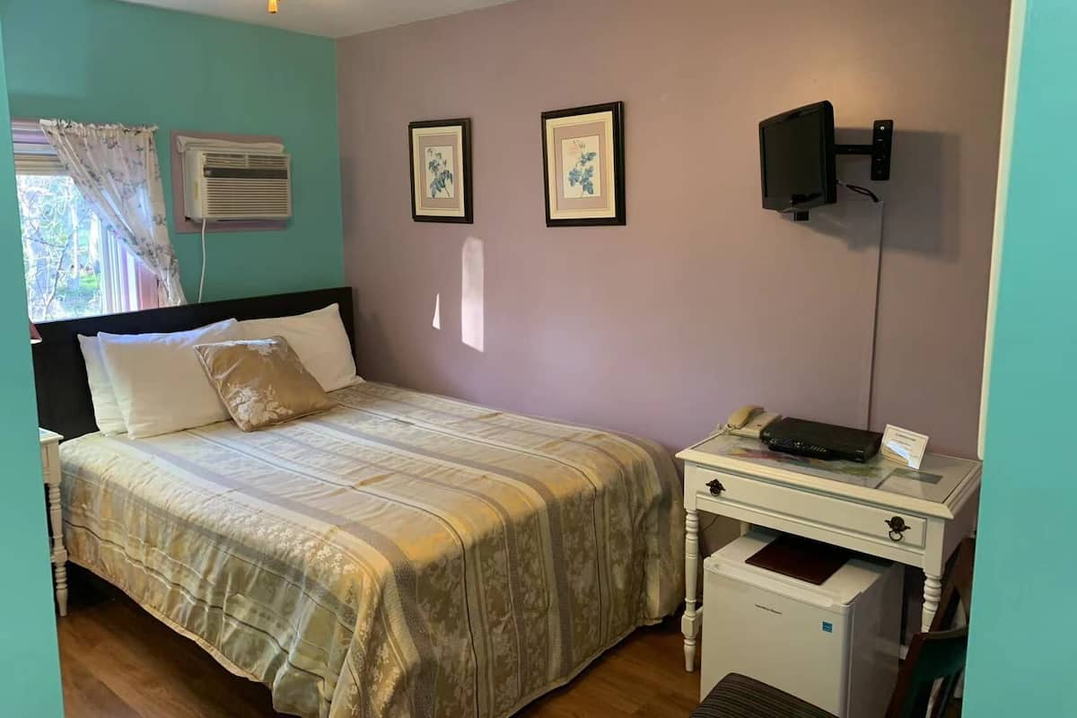 Singola Basic, 1 letto queen | Con stile personalizzato, una scrivania, tende oscuranti, Wi-Fi gratuito