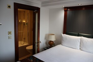 Escrivaninha, cortinas blackout, ferros/tábuas de passar roupa