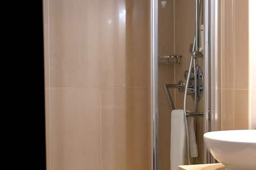 Gratis toalettartiklar, hårtork, tofflor och handdukar