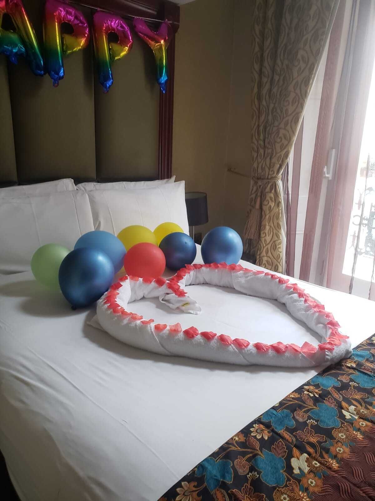 Escritorio, cortinas opacas, tabla de planchar con plancha y wifi gratis