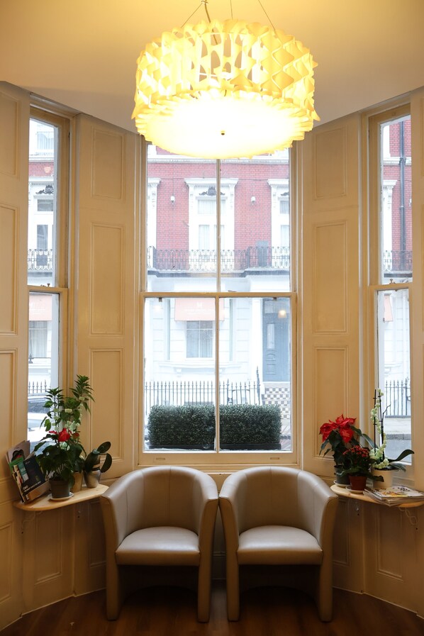 Área de estar no saguão