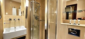 Standard enkelrum - 1 enkelsäng | Badrum | Dusch, gratis toalettartiklar, hårtork och tofflor