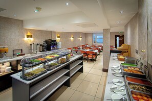 Frukostbuffé varje dag (GBP 15 per person)